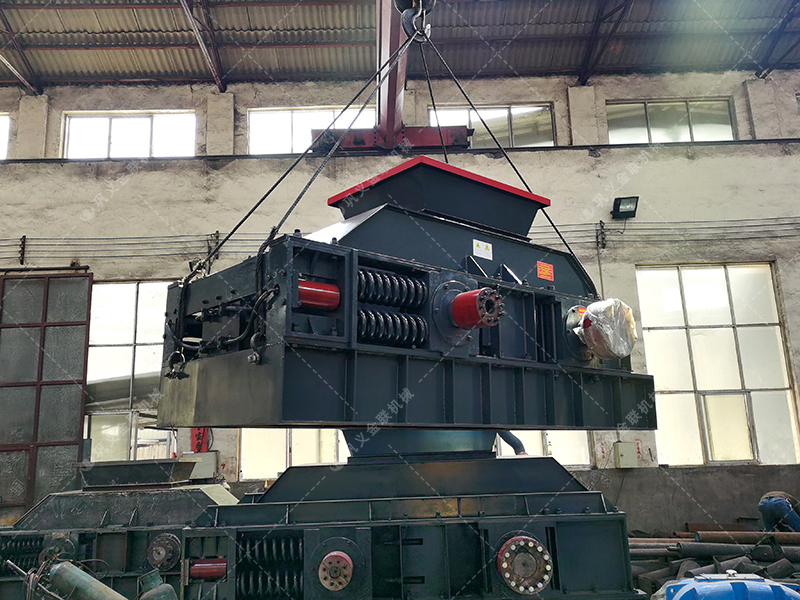 1000x700中型半自動液壓對輥破碎機(jī)發(fā)貨圖片